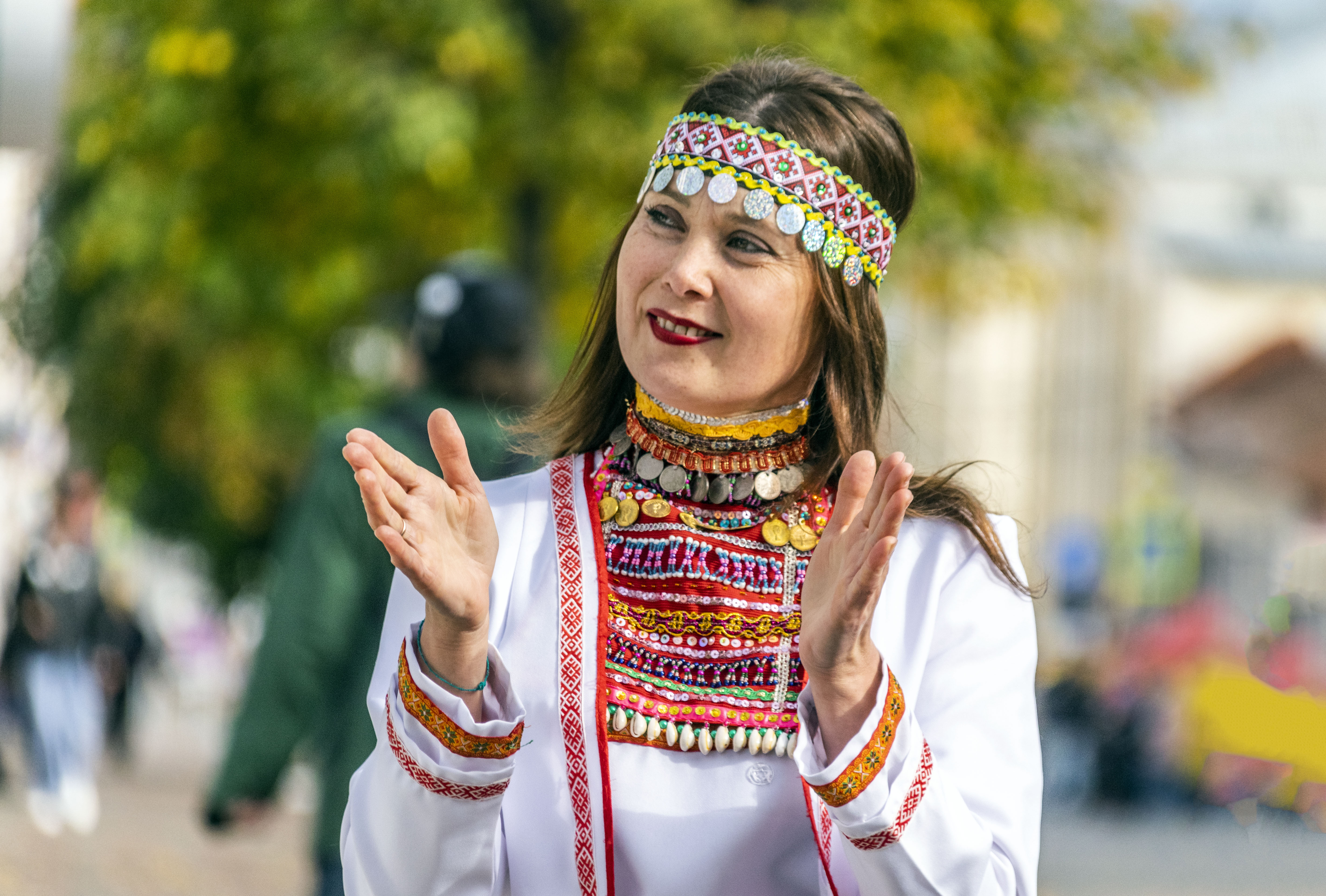 Женщина в марийском народном костюме с вышивкой и монетными украшениями
